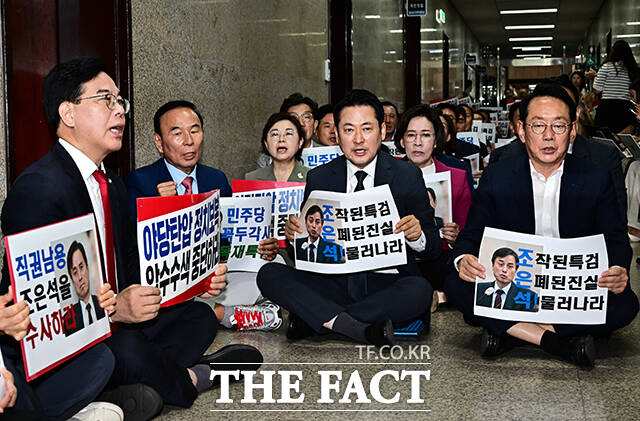 내란 특검 압수수색 저지 위해 농성 중인 장동혁 대표와 송언석 원내대표를 비롯한 국민의힘 의원들.