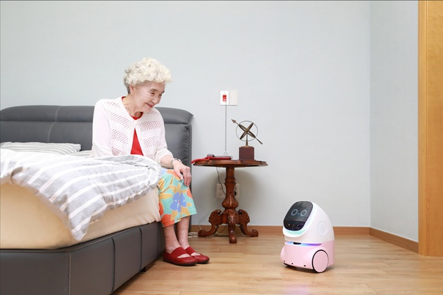 삼성물산 건설부문이 래미안 원베일리, 래미안 원펜타스, 삼성노블카운티 거주 시니어들에게 말동무·간호사 등 역할을 수행하는 홈 AI 컴패니언 로봇을 15주간 보급한다. /삼성물산