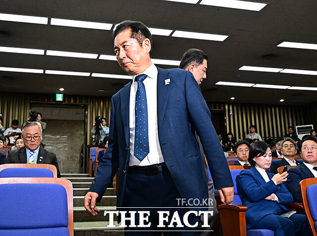 정청래 더불어민주당 대표와 김병기 원내대표가 3일 오후 서울 여의도 국회에서 열린 정책의원총회에 참석하고 있다. /국회=배정한 기자