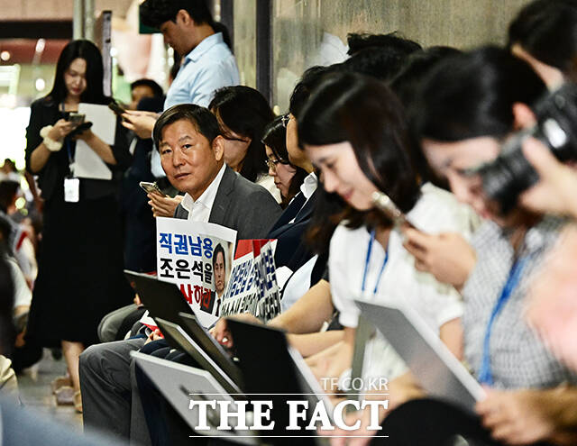 원내대표실 앞 지키는 이철규 의원.