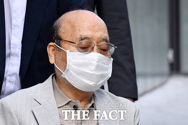 김건희 여사에게 고가의 금품을 제공했다고 자수한 이봉관 서희건설 회장이 조서 열람과 추가 조사를 위해 김 여사 연루 의혹들을 수사하는 민중기 특별검사팀에 연일 출석했지만 모습을 드러내진 않았다. 사진은 이 회장이 2일 오전 서울 종로구 KT광화문빌딩 웨스트 특검 사무실로 출석하고 있는 모습. /임영무 기자