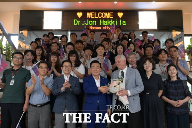 백성현 논산시장(앞줄 왼쪽서 4번째)과 미국 앨라배마 헌츠빌대(UAH) 존 하킬라 대외협력부총장(백 시장 옆)의 예방을 받고 단체 기념촬영을 하고 있다. /논산시