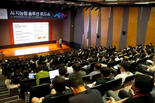 한화비전 미주 법인은 최근 기업 부패 방지·관리 역량을 종합 평가하는 국제 표준 ISO 37001을 획득했다. 한화비전이 지난 5월 경기 성남 판교 R&D센터에서 올해 첫 로드쇼를 개최한 모습. /한화비전