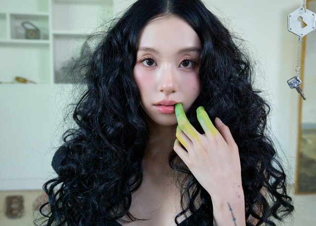 그룹 트와이스의 멤버 채영이 12일 오후 1시 솔로 앨범 릴 판타지 볼륨1을 발매한다. 이에 앞서 JYP엔터테인먼트는 3일 콘셉트 이미지를 공개했다./JYP엔터테인먼트