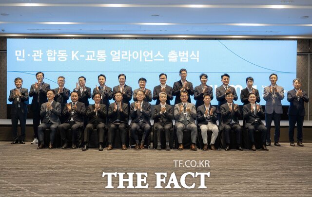 영암군이 미래교통협의체 출범식에 참석해 기념사진을 찍고 있다./영암군