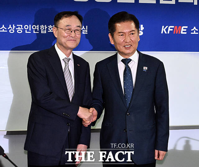 악수하는 정청래 더불어민주당 대표(오른쪽)와 송치영 소상공인연합회장.