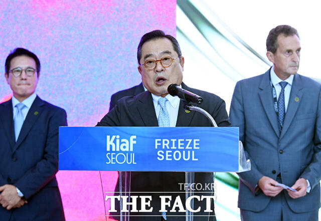 구자열 키아프 조직위원장이 3일 서울 강남구 코엑스에서 열린 키아프 서울(Kiaf SEOUL) 2025), 프리즈 서울 2025(Frieze Seoul 2025) 개막식에서 개회사를 하고 있다.