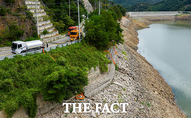 살수차들이 오봉저수지의 저수율 복원을 위해 저수지 안으로 물 쏟아붓고 있다.