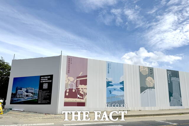 천안시가 자원봉사센터 건립공사 현장에 천안8경을 활용한 가설울타리 디자인을 시범 적용했다./천안시