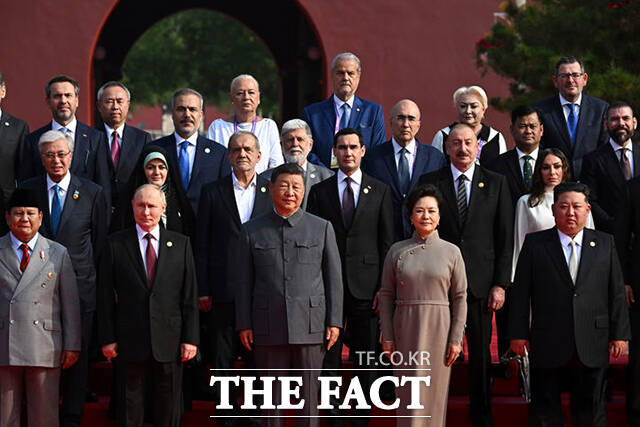 주요 외신들은 3일(현지시간) 중국 베이징 톈안먼 광장에서 열린 전승절 80주년(중국인민 항일전쟁 및 세계 반파시스트 전쟁 승리 80주년) 기념 열병식 행사를 미국 중심 질서에 대한 도전장으로 평가했다. 사진은 이날 열병식에서 시진핑 중국 국가주석과 블라디미르 푸틴 러시아 대통령, 김정은 북한 국무위원장 등 각국 인사들이 기념 촬영을 하는 모습. /베이징=AP.뉴시스