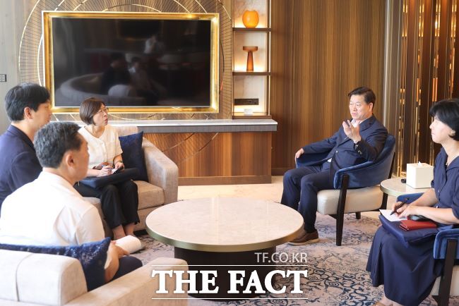 박승원 광명시장(오른쪽 2번째)이 인천 인스파이어 아레나 관계자와 대화하고 있다./광명시