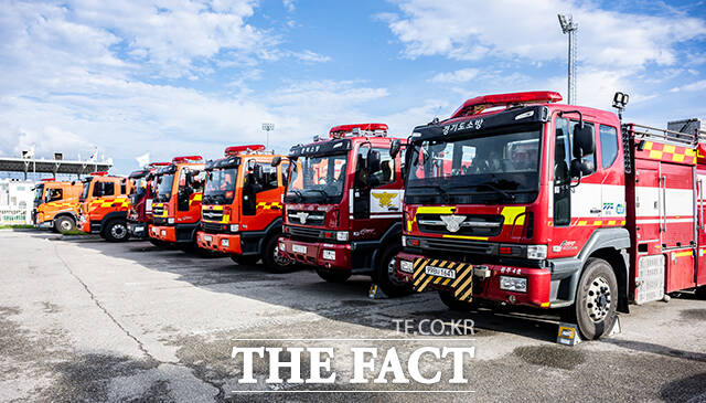 강릉 강북 공설운동장에 소방 급배수지원차가 집결해 있다.