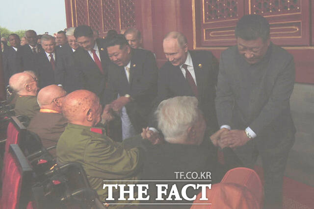 로이터통신은 이번 열병식이 도널드 트럼프 미국 대통령의 영향으로 긴장이 가중되는 상황에서 진행됐다고 진단했다. 사진은 이날 열병식에서 시 주석이 푸틴 러시아 대통령, 김 위원장 등과 함께 원로들과 인사를 나누는 모습이 방송되는 장면. /베이징=AP.뉴시스