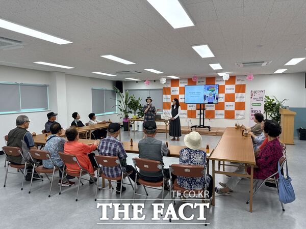 대덕구노인종합복지관 제1분관 신대노인복지관이 3일부터 11월 12일까지 총 10회기에 걸쳐 치매 예방 프로그램 원더풀 두뇌건강 프로그램을 운영한다. 사진은 프로그램 진행 모습 /대덕구노인종합복지관