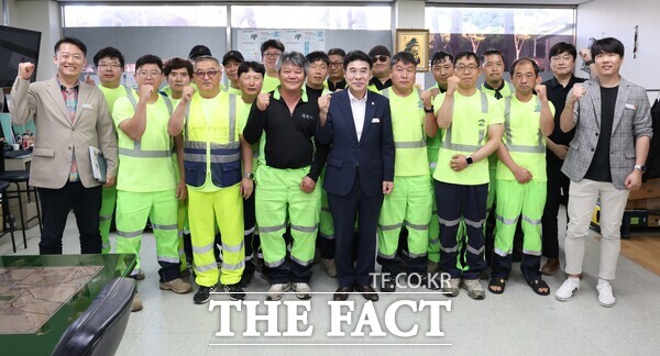 이응우 계룡시장이 2일 시 소속 환경미화원들과 소통 간담회를 가졌다./계룡시