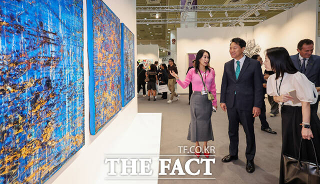 오세훈 서울시장이 3일 서울 강남구 코엑스에서 열린 프리즈 서울 2025에 참석해 작품들을 관람하고 있다.