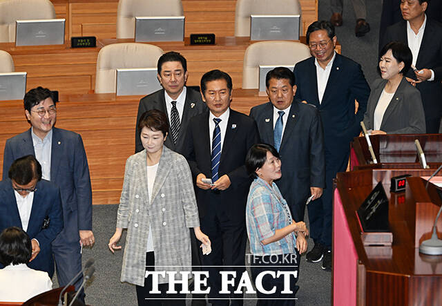 정청래 더불어민주당 대표가 3일 검찰청 폐지를 담은 정부조직법 개정안을 논의하는 정책 의원총회에서 치열하게 토론하되 질서있게 결론에 따라야 한다고 당부했다. 가운데는 정 대표./배정한 기자