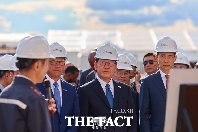 이재명 대통령이 8월 26일(현지시간) 미국 필라델피아의 한화 필리조선소를 시찰하며 관계자의 설명을 듣고 있다. /대통령실