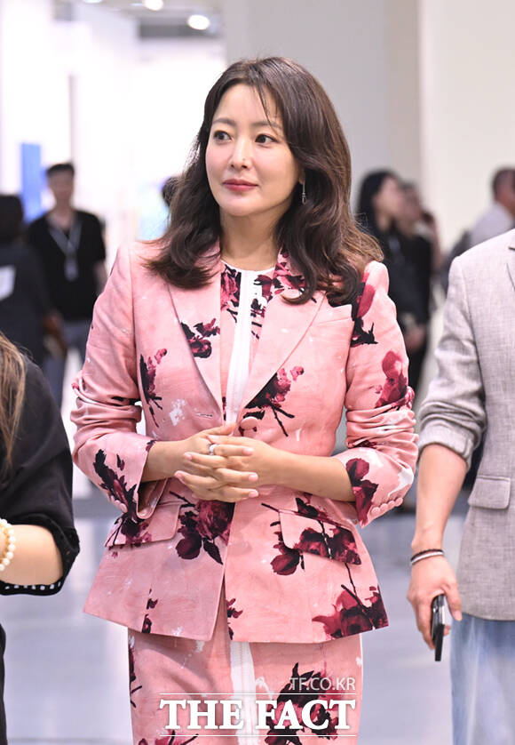 배우 김희선이 3일 서울 강남구 코엑스에서 열린 키아프 서울(Kiaf SEOUL) 2025)에 참석해 전시된 작품들을 관람하고 있다. /이새롬 기자