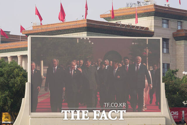 시진핑 중국 국가주석(가운데)이 블라디미르 푸틴 러시아 대통령, 김정은 북한 국무위원장등과 함께 3일(현지시간) 중국 베이징 톈안먼 광장에서 열린 전승절 80주년(중국인민 항일전쟁 및 세계 반파시스트 전쟁 승리 80주년) 기념 열병식에 참석한 모습이 대형 모니터에 비치고 있다. /베이징=AP.뉴시스