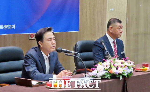 기자들 질문에 답변하는 김태흠 도지사. /김형중 기자