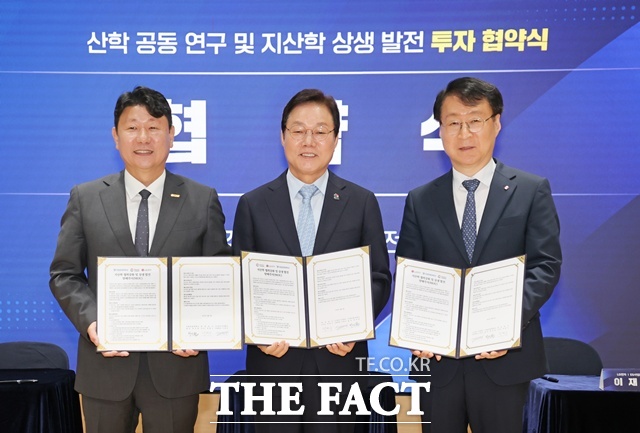 왼쪽부터 박민원 국립창원대학교 총장, 박완수 경남도지사, 이재성 LG전자 ES사업본부장(부사장)이 업무협약 후 기념촬영을 하고 있다./경남도