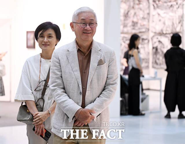 서경배 아모레퍼시픽그룹 회장과 부인 신윤경 씨가 3일 서울 강남구 코엑스에서 열린 프리즈 서울 2025(Frieze Seoul 2025)에 참석해 전시를 관람하고 있다. /이새롬 기자