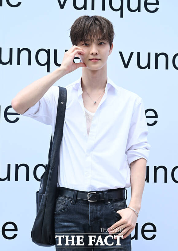 그룹 더보이즈 큐가 3일 서울 성수포탈에서 열린 패션브랜드 분크(vunque) 네가 방에 들어가다, 내 가방에 들어간다. 전시회에 참석해 포즈를 취하고 있다. /이새롬 기자