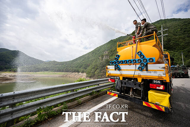원활한 상수도 공급을 위해 저수지 안으로 살수하는 군 장병들.
