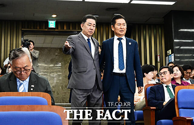 정청래 더불어민주당 대표와 김병기 원내대표(왼쪽)가 3일 오후 서울 여의도 국회에서 열린 정책의원총회에 참석하고 있다. /국회=배정한 기자