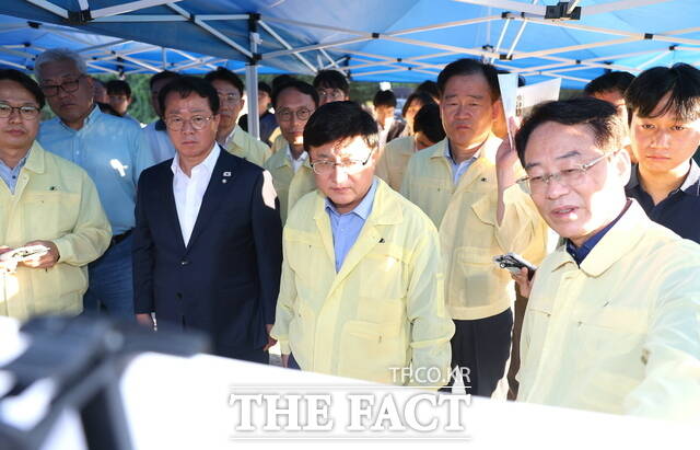 강진원 강진군수가 지난달 29일 강진 병영천댐 후보지 현장에서 김성환 환경부 장관에게 기후위기·재난 예방 등과 관련해 현안 사업의 필요성을 적극 설명하고 있다. /강진군