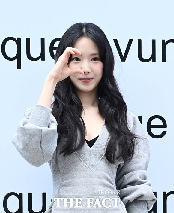 배우 손나은이 3일 서울 성수포탈에서 열린 패션브랜드 분크(vunque) 네가 방에 들어가다, 내 가방에 들어간다. 전시회에 참석해 포즈를 취하고 있다. /이새롬 기자