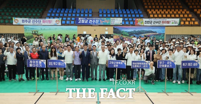 고창군이 지난 2일 실내체육관에서 ‘제62회 전북도민체육대회 참가 선수단결단식’을 진행했다. / 고창군
