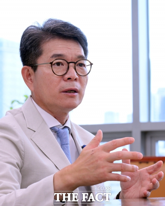 정원오 성동구청장이 2일 서울 성동구청장 집무실에서 <더팩트>와 인터뷰하고 있다./이새롬 기자