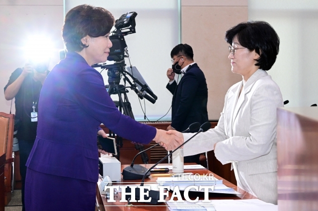 원민경 여성가족부 장관 후보자는 3일 국회 여성가족위원회 전체회의에서 열린 인사청문회에서 여성가족부가 청소년을 지원하겠다는 의지를 보여준다는 면에서 성평등가족청소년부로 부처명을 변경하는 데 동의한다고 말했다. 사진은 이날 원 후보자가 야당 간사 조은희 국민의힘 의원과 인사하는 모습. /남윤효 기자