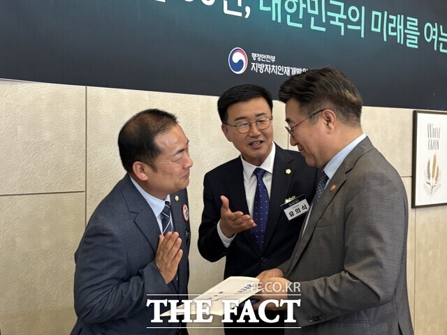 3일 완주군의회 유의식 의장과 서남용 완주전주통합반대특별위원회 위원장이 지방자치인재개발원에서 윤호중 행안부 장관에게 완주전주 통합 반대 건의서를 전달했다. /완주군의회