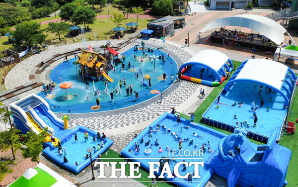 유성구 동화울수변공원 물놀이장에서 어린이와 가족 단위 방문객들이 물놀이를 즐기고 있다./대전 유성구