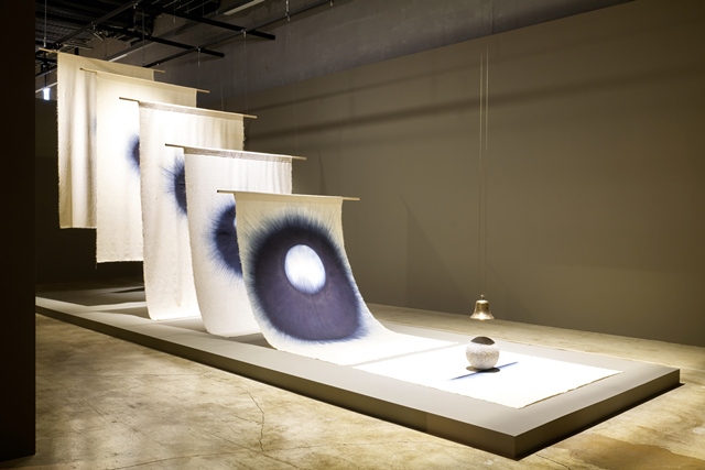 현대자동차는 새로운 아트 파트너십 현대 트랜스로컬 시리즈의 첫 전시인 현대 트랜스로컬 시리즈: 엮음과 짜임을 오는 4일부터 11월 2일까지 2025 청주공예비엔날레 특별전으로 선보인다고 3일 밝혔다. 카이무라이, 내 모든 기도에 대한 답은 내가 결코 묻지 않았던 질문 속에 있다(2025), 현대 트랜스로컬 시리즈: 엮음과 짜임 전시 전경. /김우일, 청주공예비엔날레조직위원회 제공