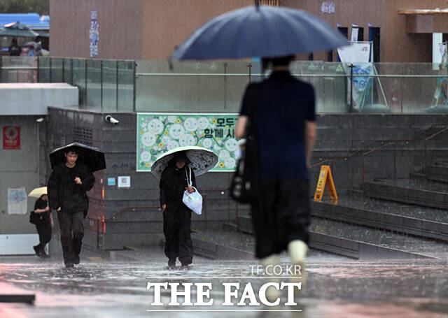 목요일인 4일은 중부지방을 중심으로 비가 내리는 곳이 있겠고, 서해5도 등 일부 지역에서는 강한 비가 예상된다. 남부지방에는 소나기가 예보돼 있다. 가뭄으로 재난 사태가 선포된 강릉에도 비가 오겠지만 해갈에는 부족할 전망이다./이새롬 기자