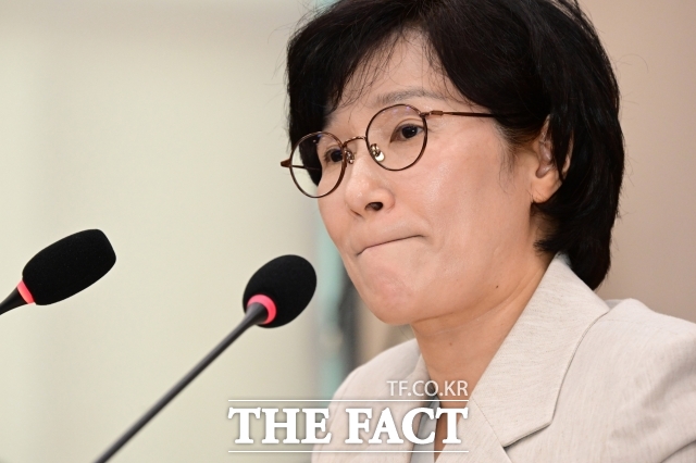 원민경 여성가족부 장관 후보자는 3일 국회 여성가족위원회에서 열린 인사청문회에서 여성가족부를 성평등가족부로 확대 개편하겠다며 특히 청소년 지원과 성 평등을 실질적으로 이루겠다고 밝혔다. 사진은 이날 원 후보자가 서울 여의도 국회에서 열린 인사청문회에 출석해 의원 질의를 듣는 모습 /남윤호 기자