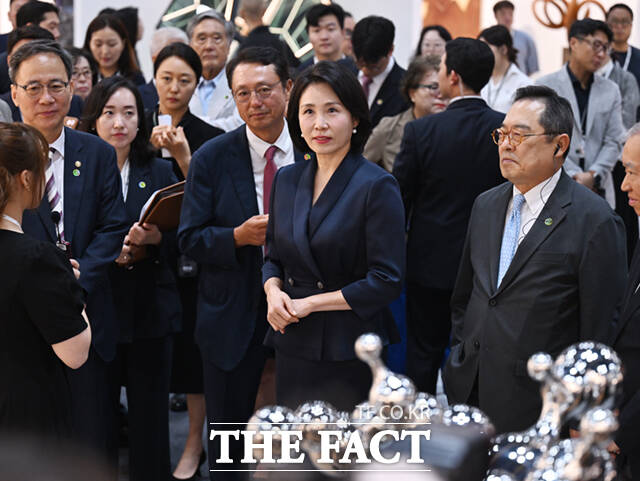 이재명 대통령의 부인 김혜경 여사가 3일 서울 강남구 코엑스에서 열린 키아프 서울(Kiaf SEOUL) 2025)에 참석해 전시된 작품들을 관람하고 있다.