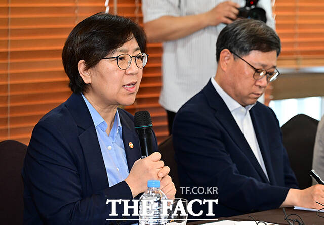 정은경 보건복지부 장관이 3일 오전 서울 중구 코리아나호텔에서 열린 6개 보건의약단체장 간담회에 참석해 모두발언을 하고 있다. /임영무 기자