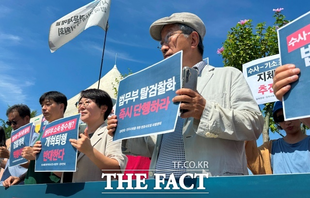 참여연대와 민주사회를 위한 변호사모임 사법센터는 3일 국회 앞에서 기자회견을 열고 정성호 법무부장관은 중대범죄수사청을 법무부 소속으로 설치하자는 주장을 철회하고 법무부는 탈검찰화를 즉각 추진하라고 밝혔다./ 참여연