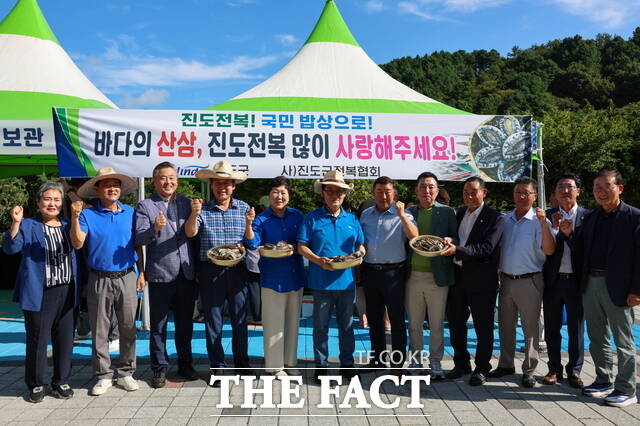 진도군이 전복 소비 촉진을 위한 할인판매 행사를 실시하고 있다. /진도군