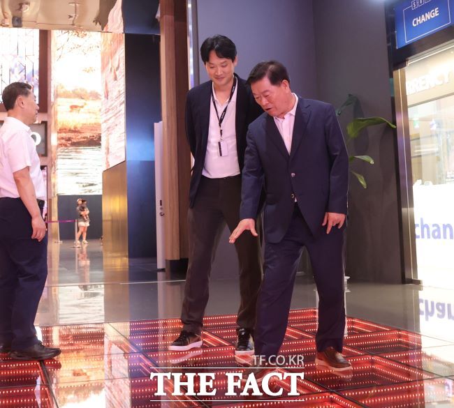 박승원 광명시장(오른쪽)이 인천 영종도 인스파이어 아레나에서 복합시설을 둘러 보고 있다./광명시