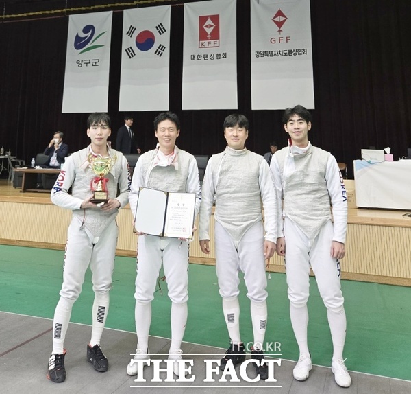 대전도시공사 펜싱팀이 3일 양구문화체육회관에서 열린 제30회 김창환배 전국남녀펜싱선수권대회 겸 국가대표 선발대회에서 이성종 선수가 개인전 우승을 차지하고, 곽준혁·최민서 선수가 국가대표로 발탁됐다. 사진 왼쪽부터 최민서, 곽준혁, 권영호, 이성종 선수. /대전도시공사