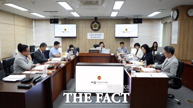 세종시의회 산업건설위원회가 2일 행정사무감사 조치 결과를 청취하고 있다. /세종시의회