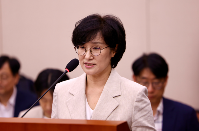 원민경 여성가족부 장관 후보자는 3일 국회 여성가족위원회에서 열린 인사청문회 모두발언에서 여성가족부를 성평등가족부로 확대 강화하는 과제를 차질없이 추진해 나갈 것이라고 밝혔다. 사진은 원 후보자가 이날 서울 여의도 국회 여성가족위원회에서 열린 인사청문회에서 발언하는 모습. /뉴시스