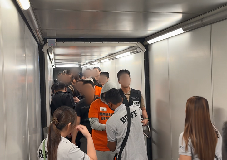 경찰청은 3일 전세기를 투입해 필리핀으로 도피한 49명(남성 43명, 여성 6명)을 국내로 강제 송환했다고 밝혔다. 사진은 필리핀에서 한국인 범죄자들이 강제송환되고 있는 모습./경찰청 제공