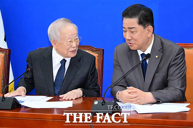 김병기 더불어민주당 원내대표와 손경식 한국경영자총협회 회장이 3일 오후 서울 여의도 국회에서 만나 이야기를 나누고 있다. /국회=남윤호 기자